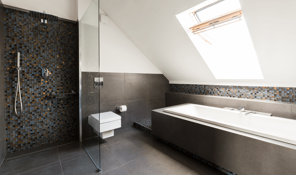badkamer op zolder met een shuin dak